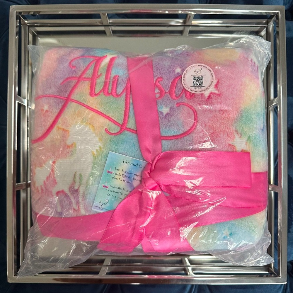 *NWT* ALYSSA’ personalized unicorn fleece blanket